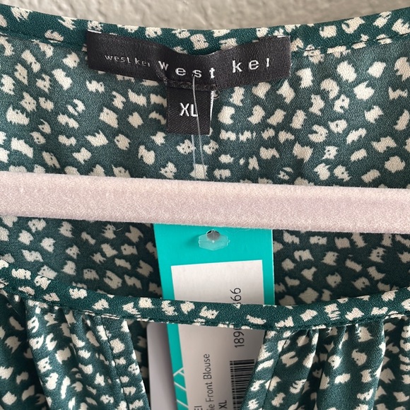 NWT dark green v-neck blouse with long sleeves. - Picture 6 of 8